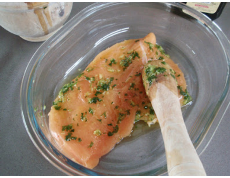 ENDIVIAS CON ANCHOAS, PECHUGA DE POLLO Y CREMA DE REMOLACHA